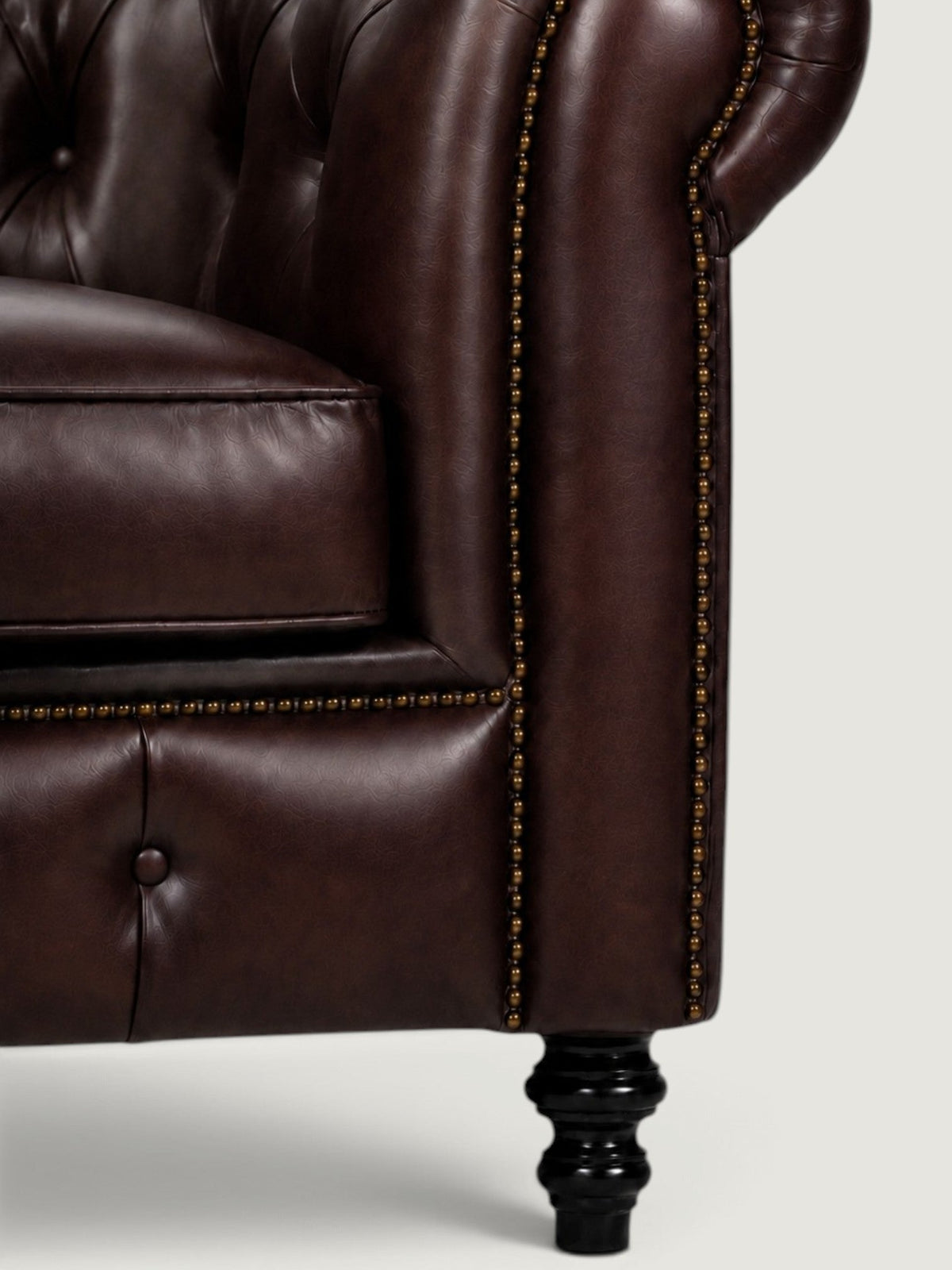 Winchester 1 Seater - Leather — tufting and leg detail