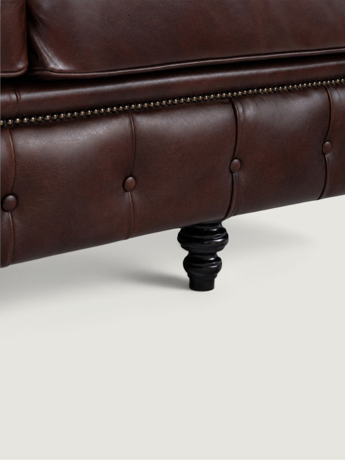 Winchester 4 Seater - Leather — seat and leg detail