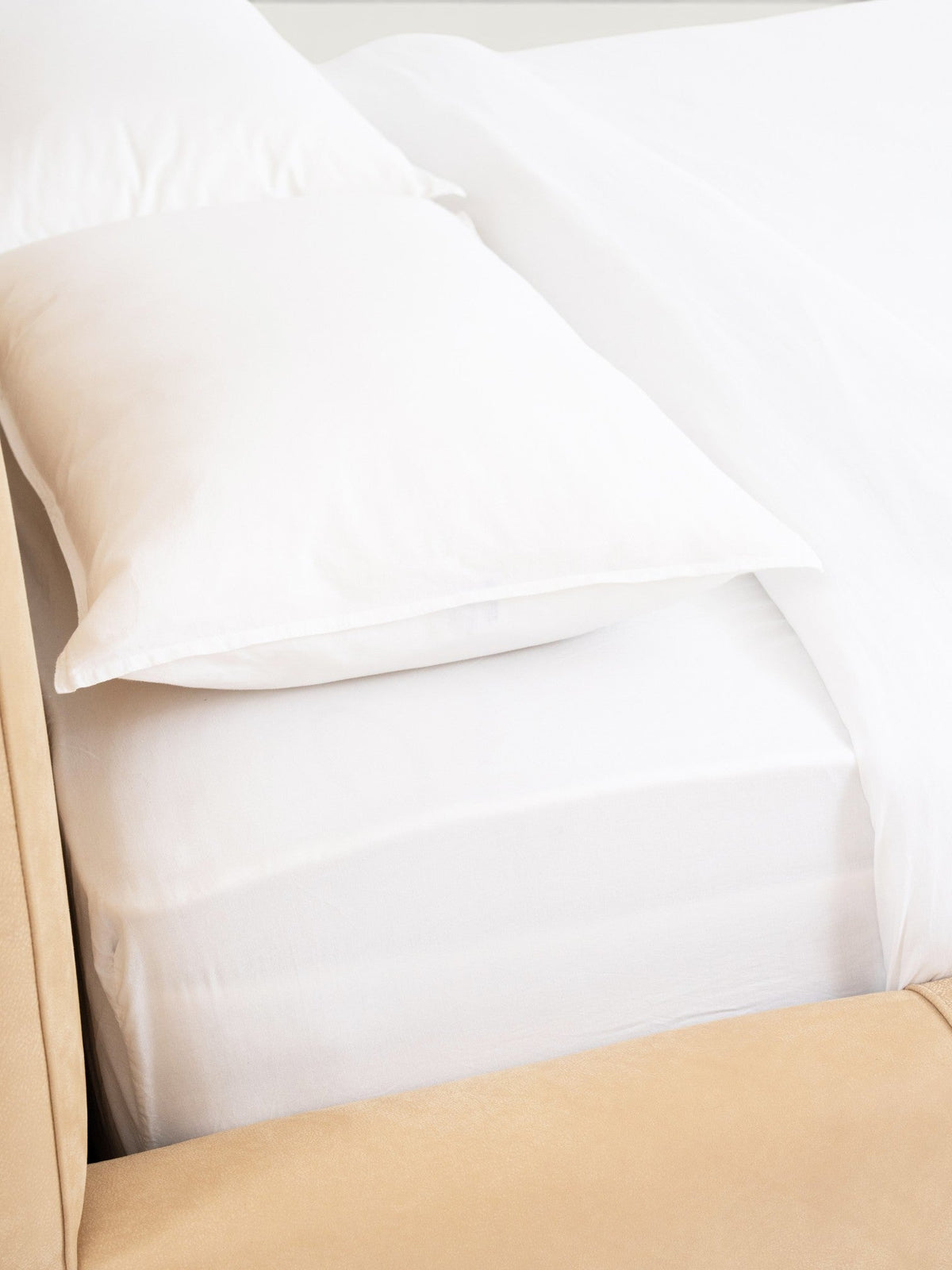 Mika Leather Bedset — side rail detail