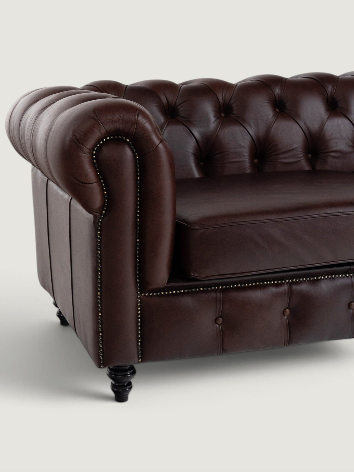 Winchester 3 Seater - Leather — side and leg detail